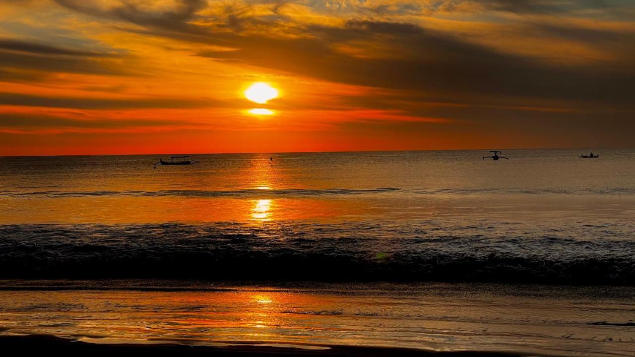 Sunset Palms Beach Villa Jimbaran Buitenkant foto